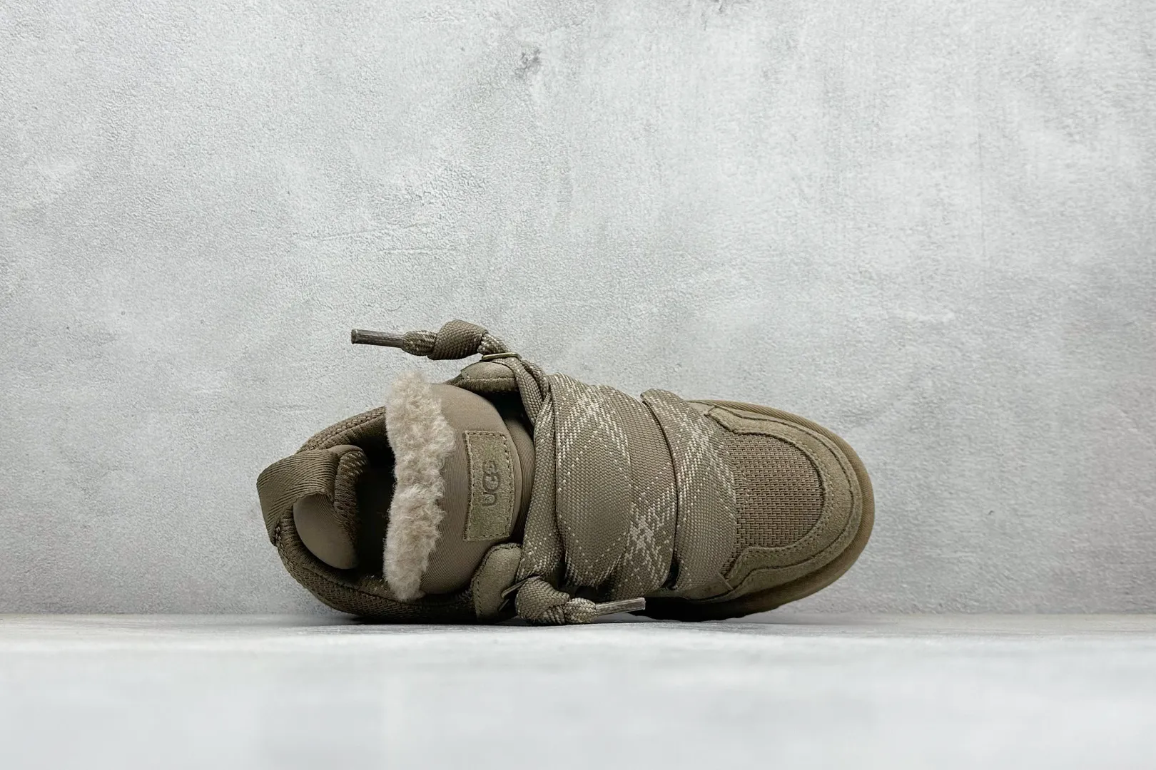 🐲💰 560 Support store UGG sheepskin all-in-one snow boots Mel style upper design, recycled ballistic canvas mesh, high-quality suede upper, two-color flat shoelaces. The inner material of the shoe is made of Longfeng sheep fur. Furry lining keeps warm and locks in heat. The sole material is a comfortable Treadlite by UGG EVA light wing outsole. Item number: 1144032 Size: 35-45